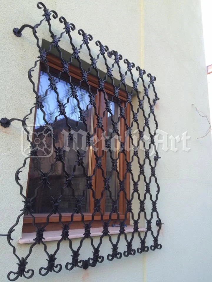 Același grilaj, văzut din față.