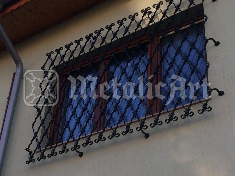 Grilajul ferestrei duble, văzut din unghi.