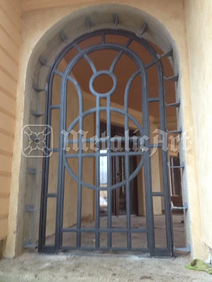 Grilajul ferestrei arcuite, cu cercul din mijloc.