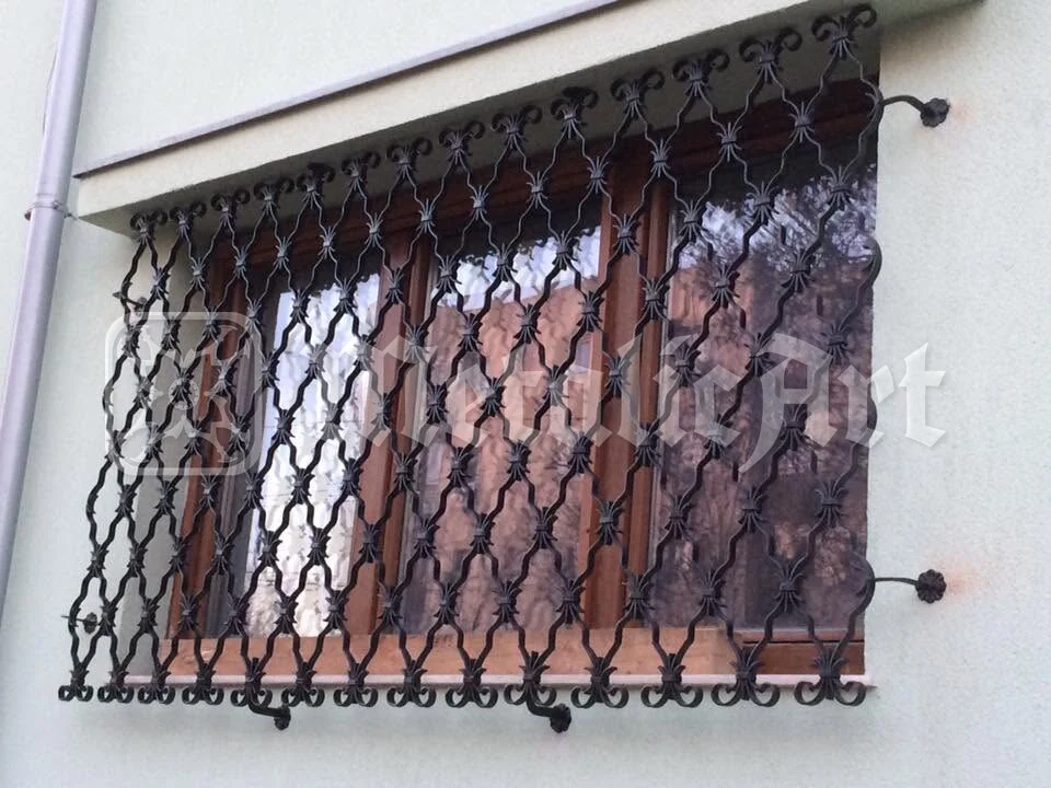 Grilajul ferestrei, cu împletitura și volutele lui.