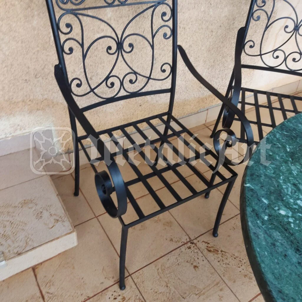 Scaunele cu spătar de volute, în jurul mesei cu blat verde.