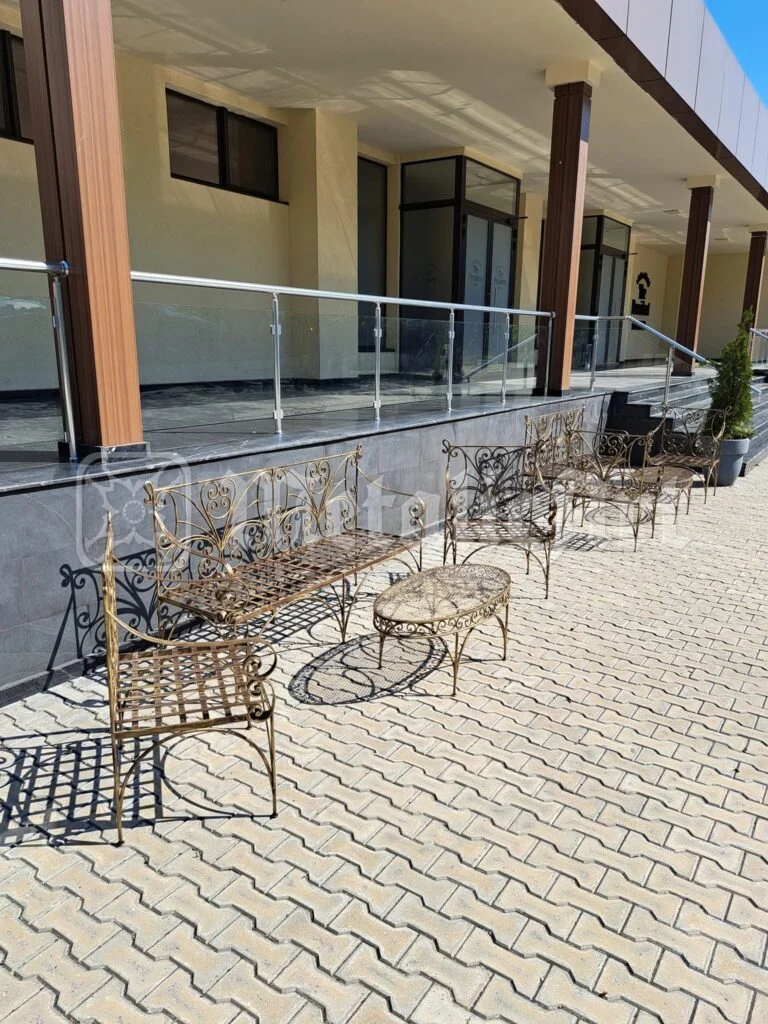 Cele două banchete așezate față în față, lângă balustrada de sticlă.
