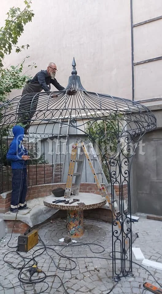 Cupola foișorului, prinsă bucată cu bucată, în timpul montajului.