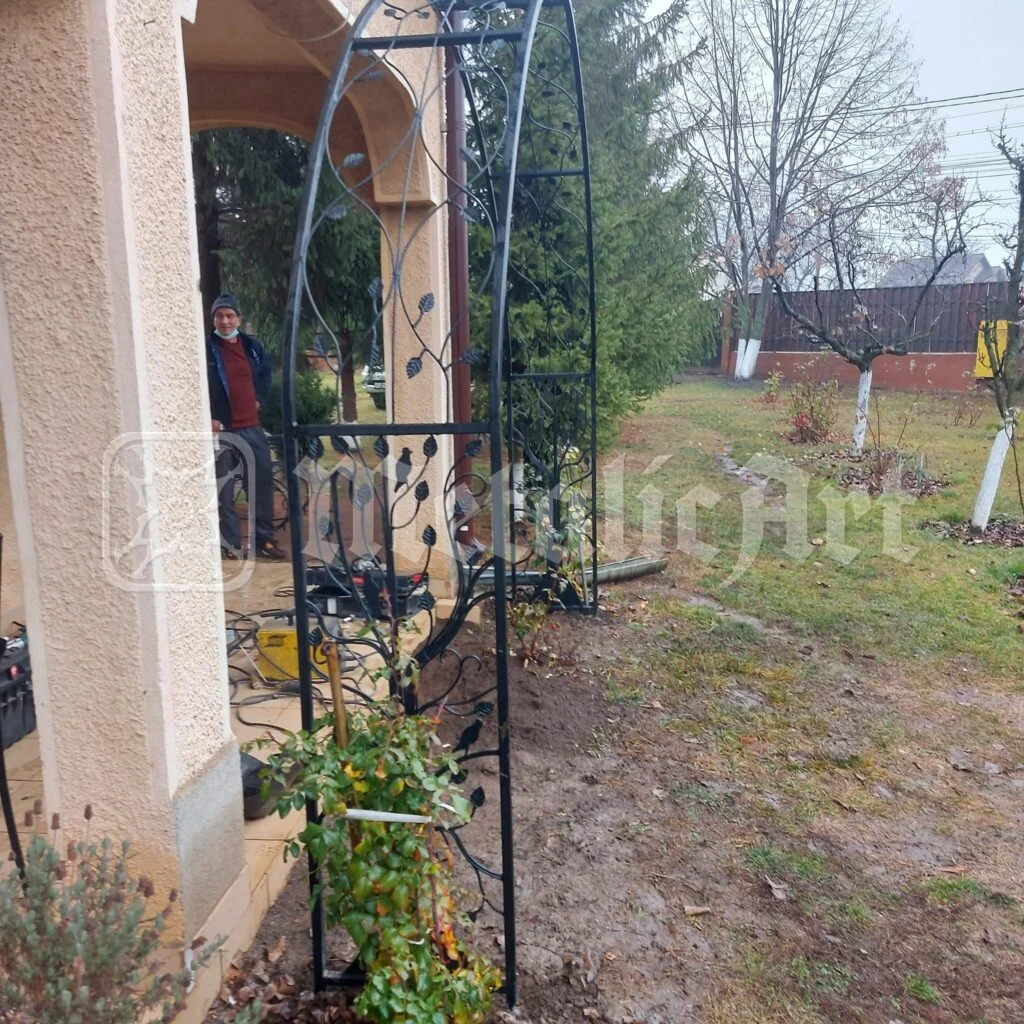 Arcada montată pe alee, cu meșterul lângă ea.