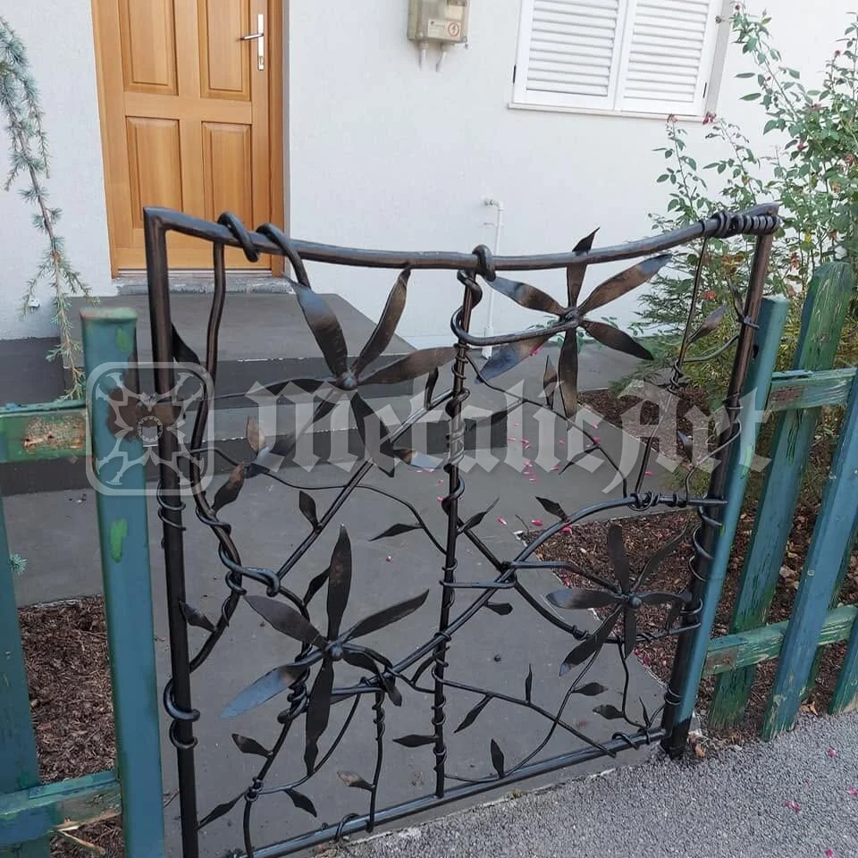 Portița văzută dinspre casă, cu treptele de intrare în spate.