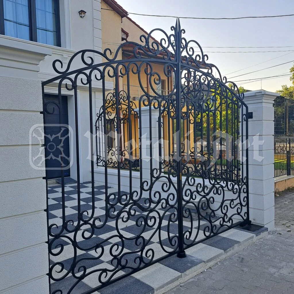 Poarta văzută dintr-o parte, în lumina serii.