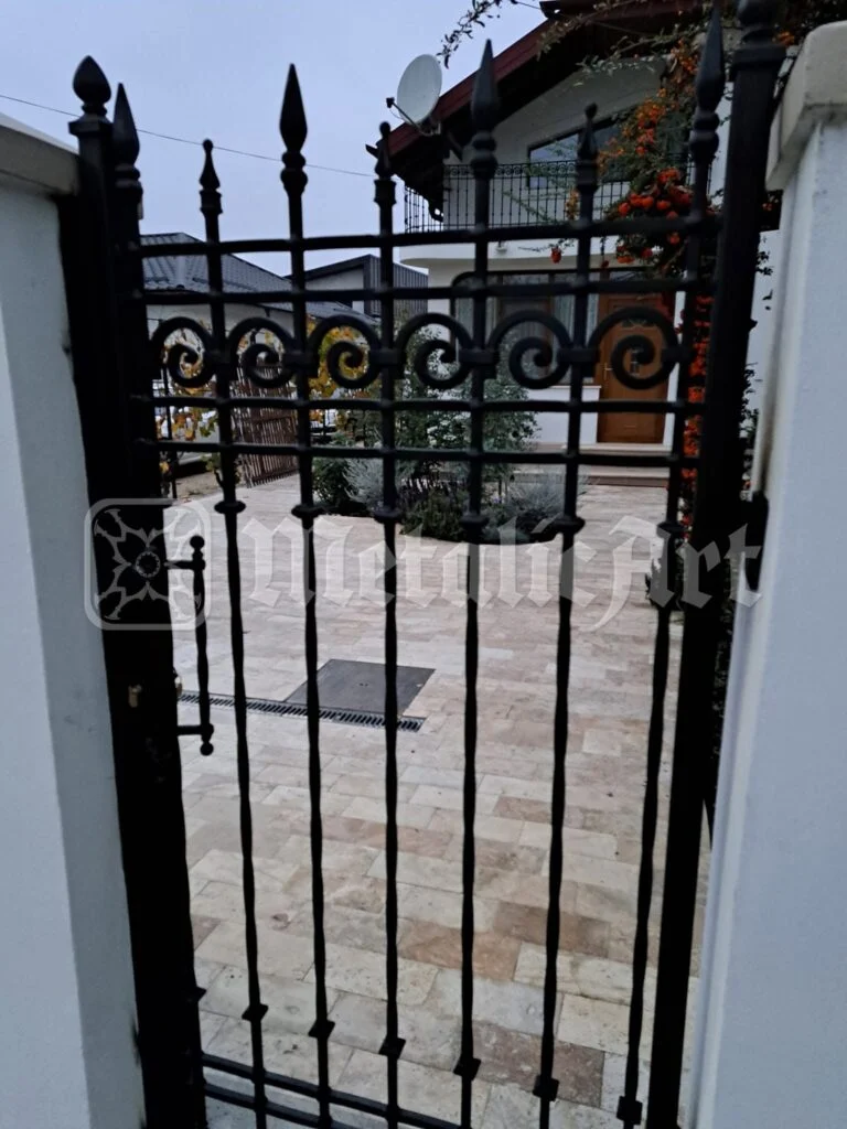 Gard din fier cu bare verticale și vârfuri, cu poartă