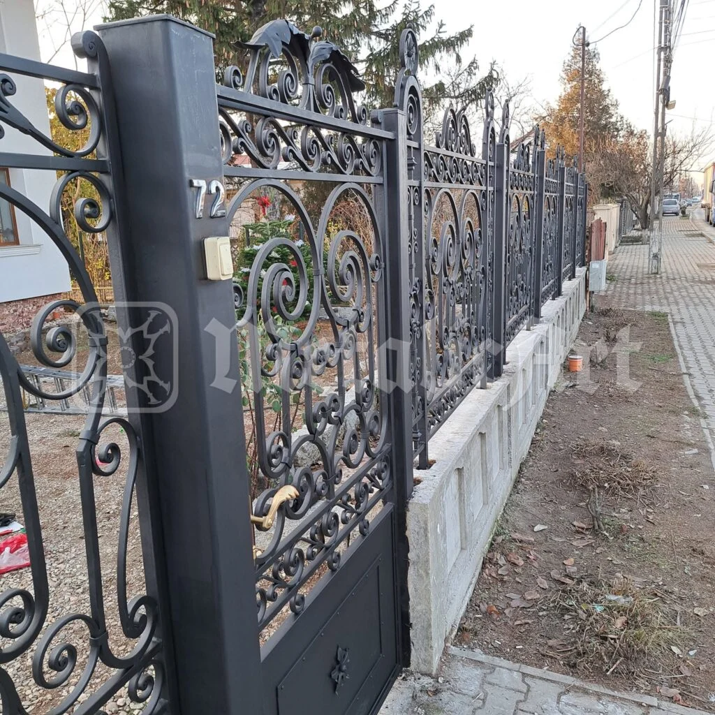 Portița cu numărul casei pe stâlp, văzută din stradă.