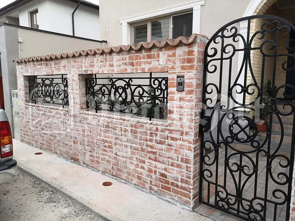 Gardul de-a lungul trotuarului, cu cele două panouri.