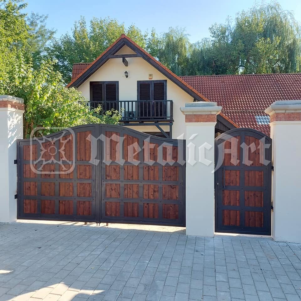 Poarta închisă, văzută din față, cu casa în spate.