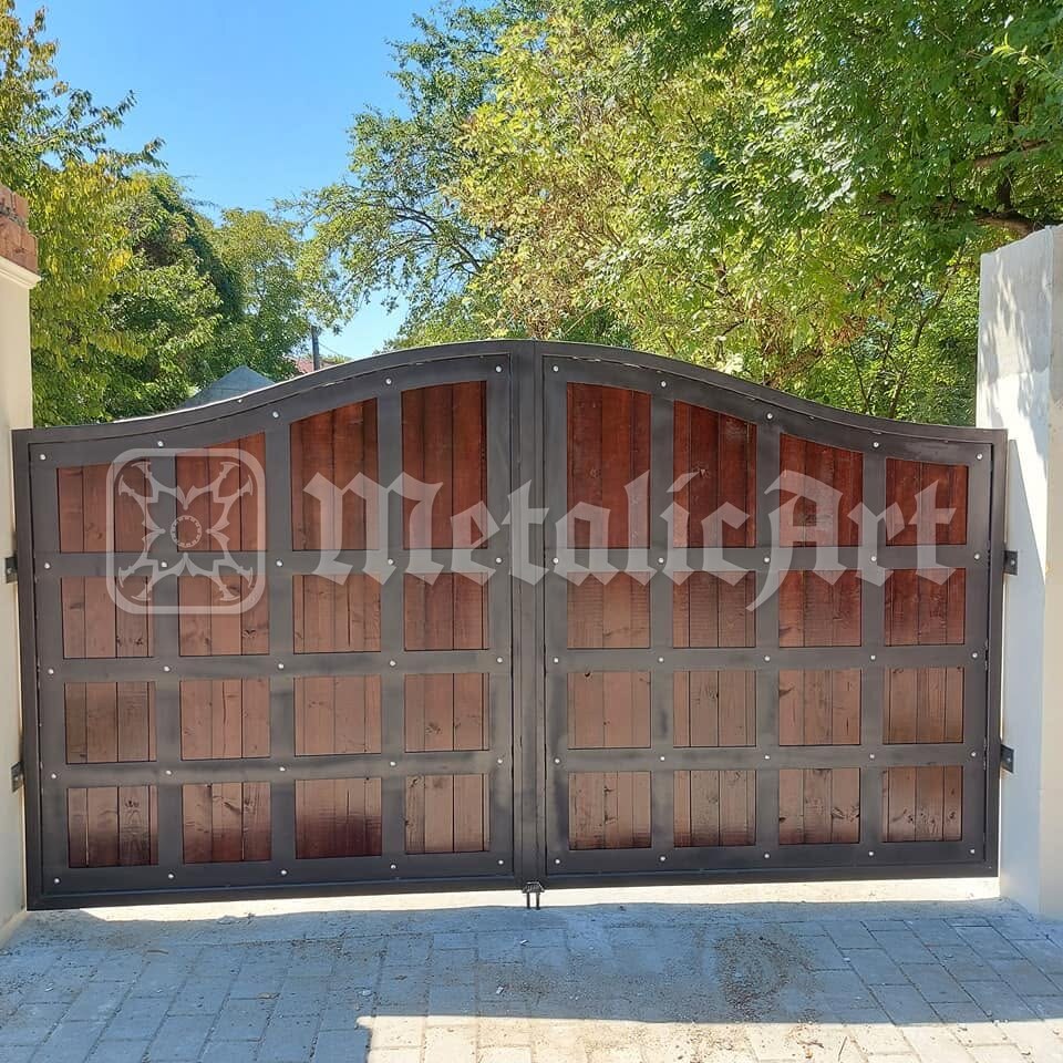 Poarta văzută dintr-o parte, cu stâlpii de beton.