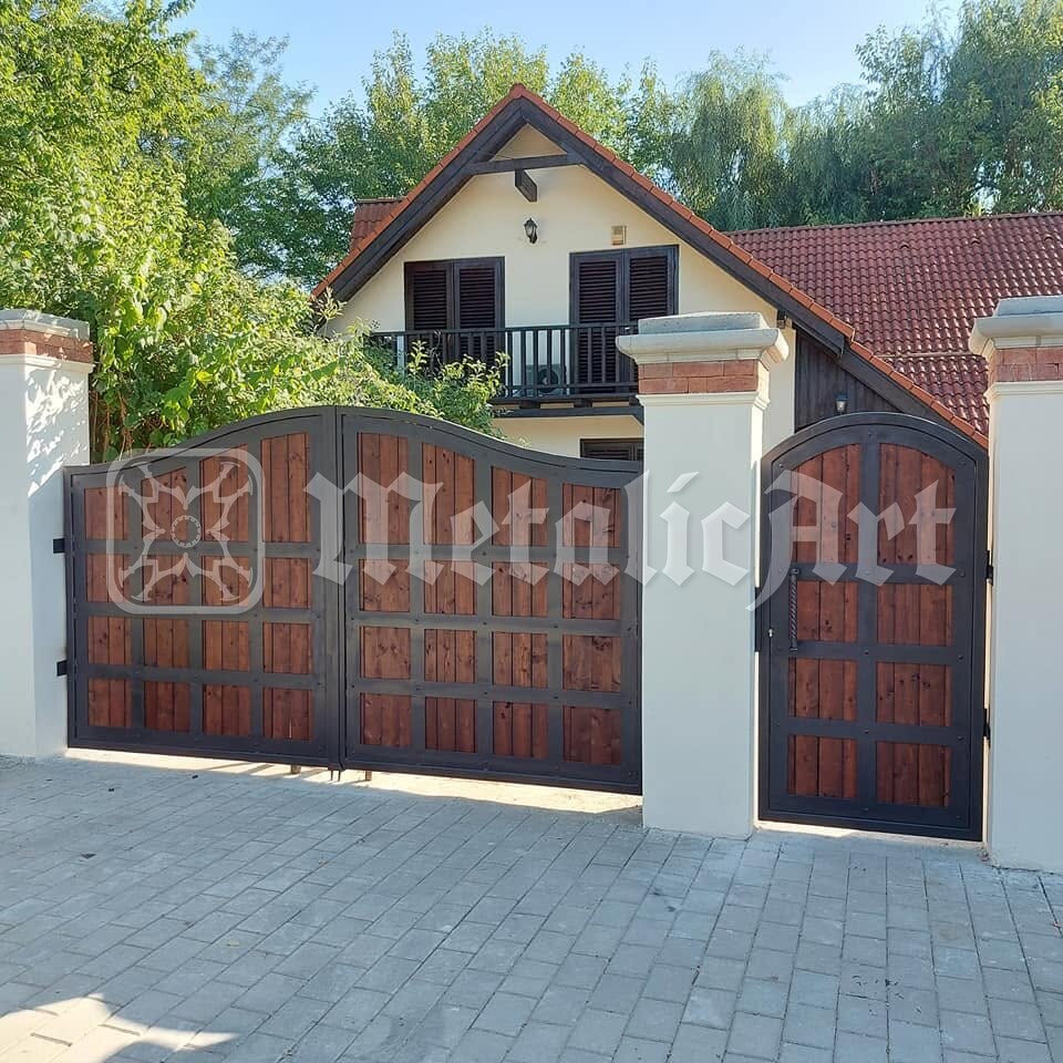 Poarta auto arcuită, cu umplutură de lemn, și portița de lângă ea.