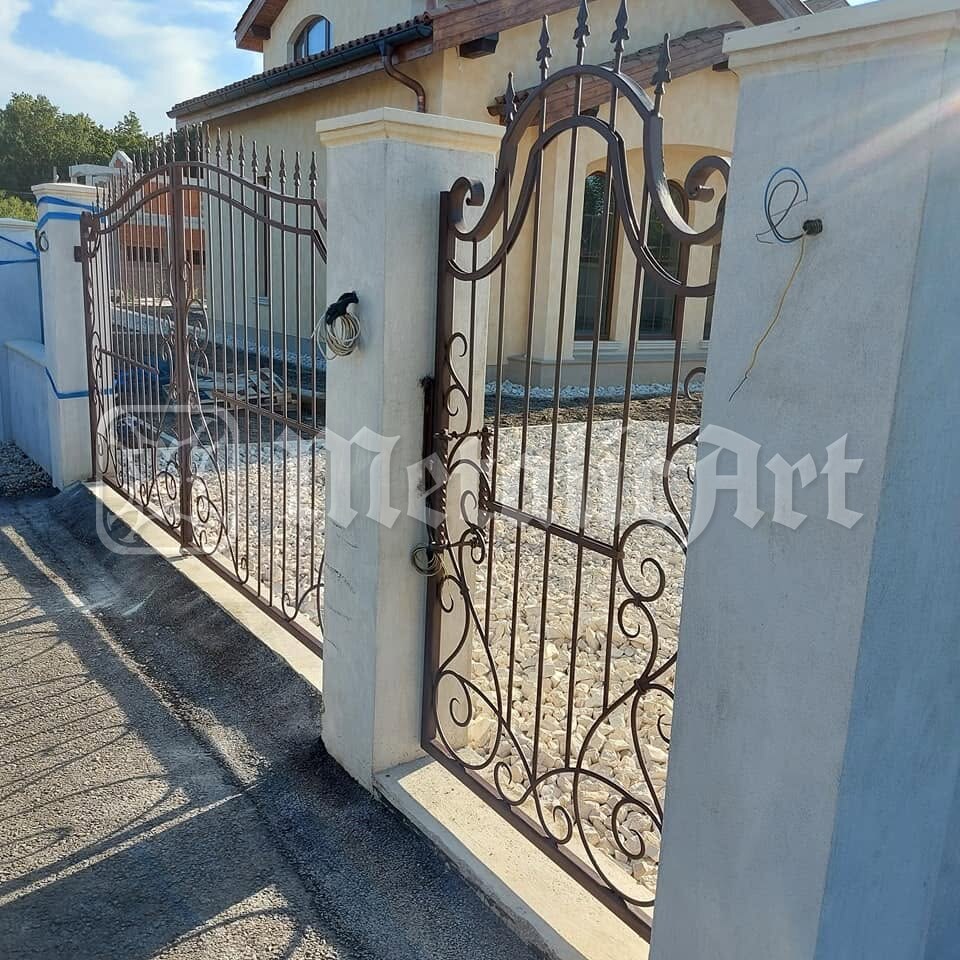 Portița dintre stâlpii de beton, văzută de aproape.