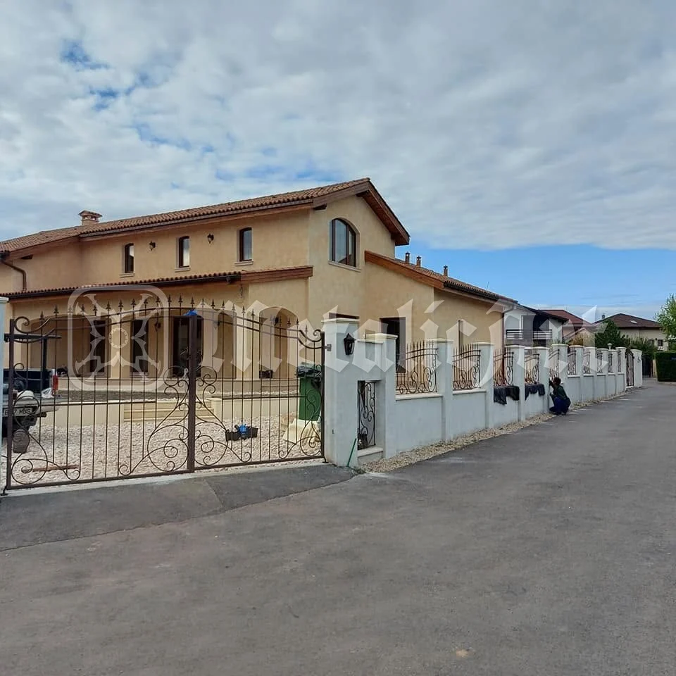 Casa întreagă, cu gardul pe toată lungimea ei.