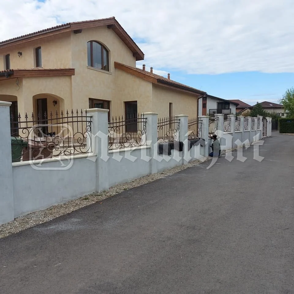 Gardul de pe latura lungă, cu vârfurile pe coamă.