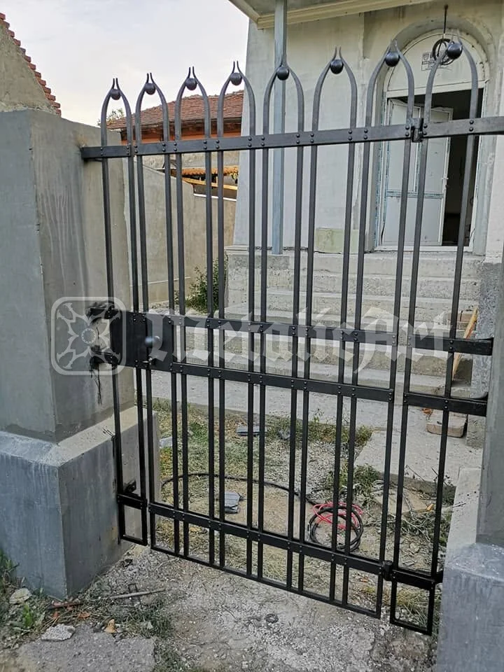 Poarta din același desen, între stâlpii de beton.