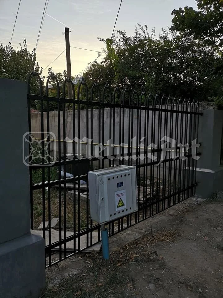 Gardul văzut dinspre colț, în lumina serii.