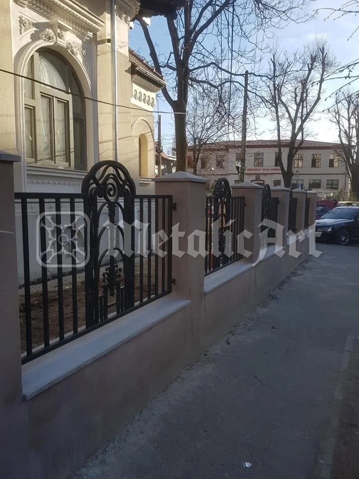 Gardul văzut din capătul străzii, pe toată lungimea.