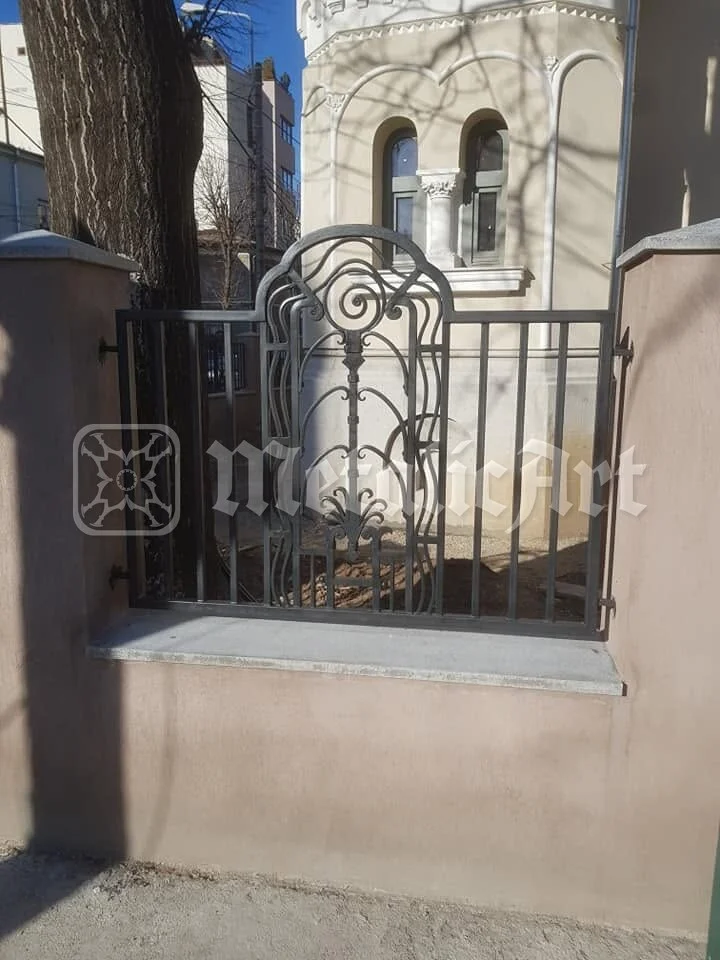 Panoul de lângă copac, văzut din unghi.