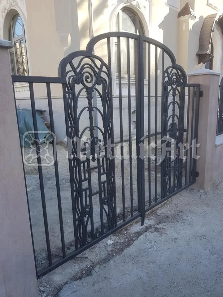 Poartă auto cu două canate, văzută din lateral.