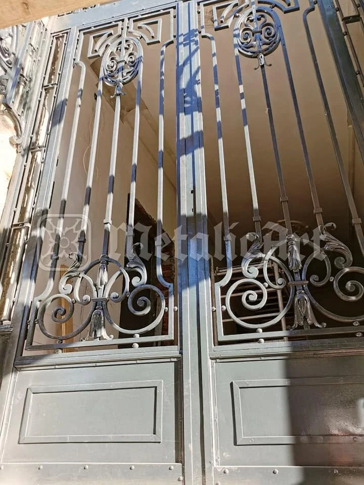 Detaliu cu rozetele și barele răsucite.