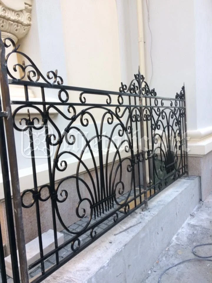 Panoul de gard pe soclu, cu vârfurile de pe coamă.