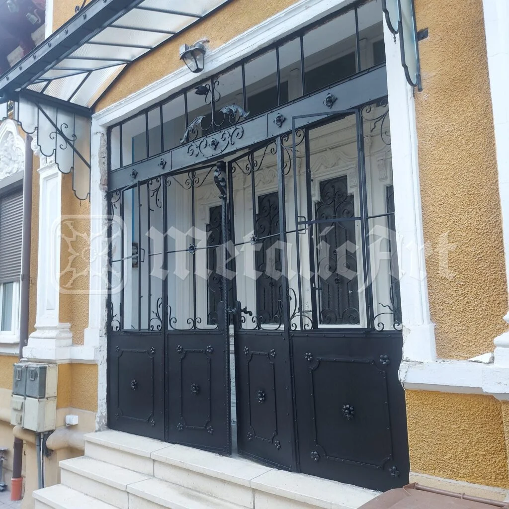 Ușa de intrare, cu ornamentele de deasupra.