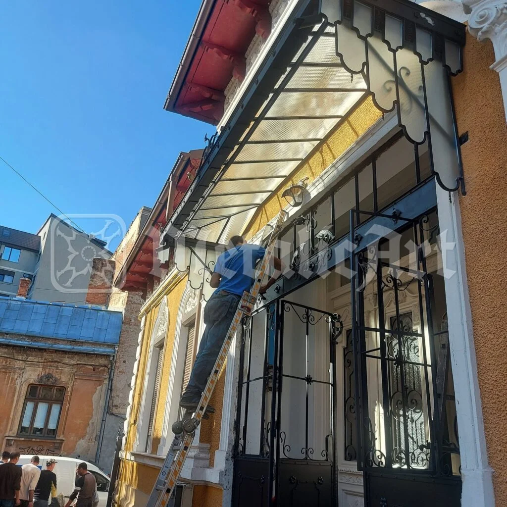 Montajul văzut din stradă, cu fațada galbenă.