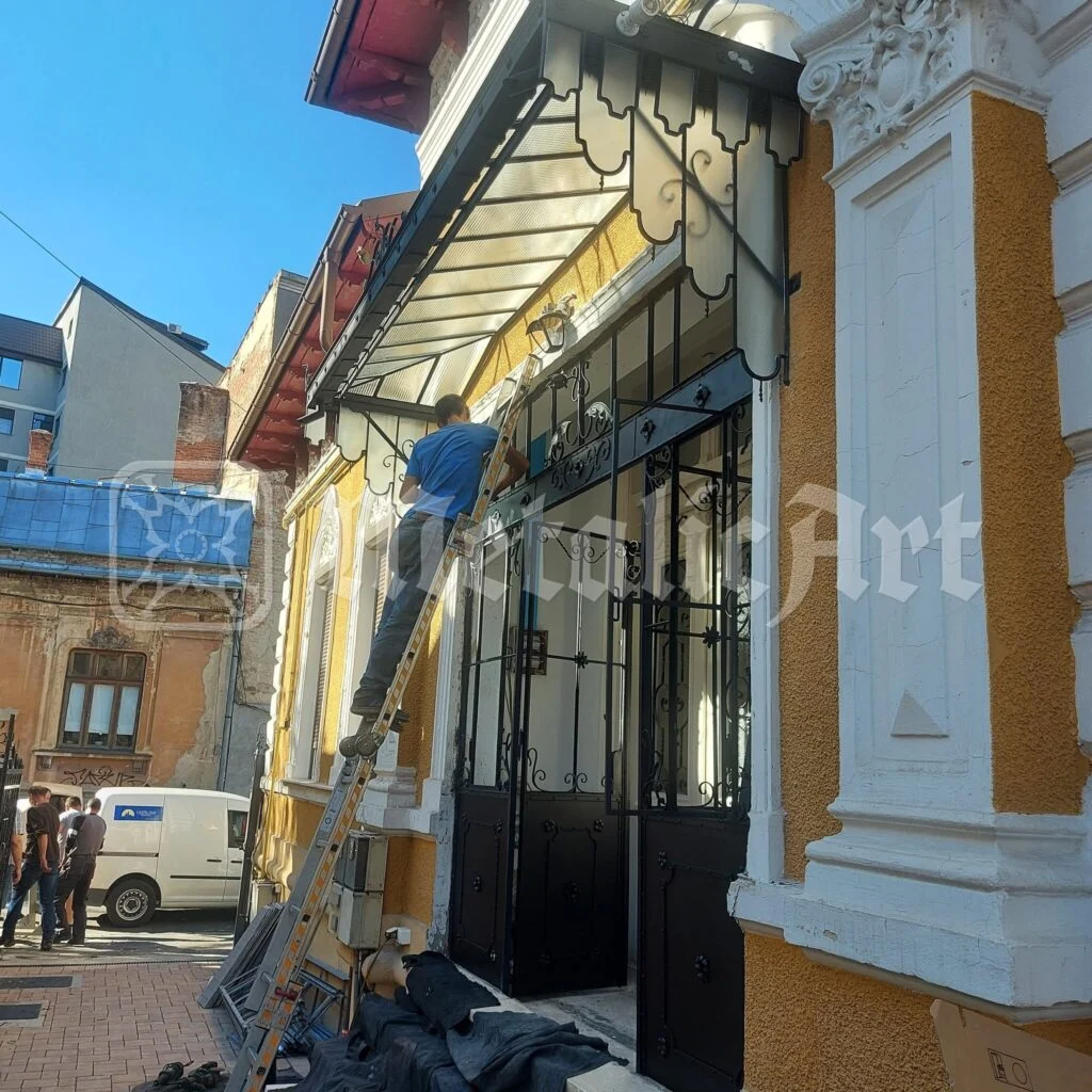 Montajul în lucru, cu scara sprijinită de fațadă.