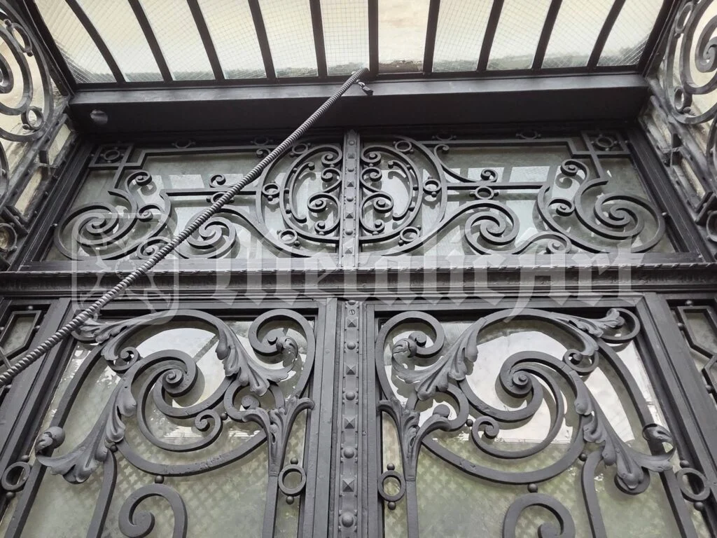 Traversa de sus a ușii, cu desenul de volute, văzută din interior.