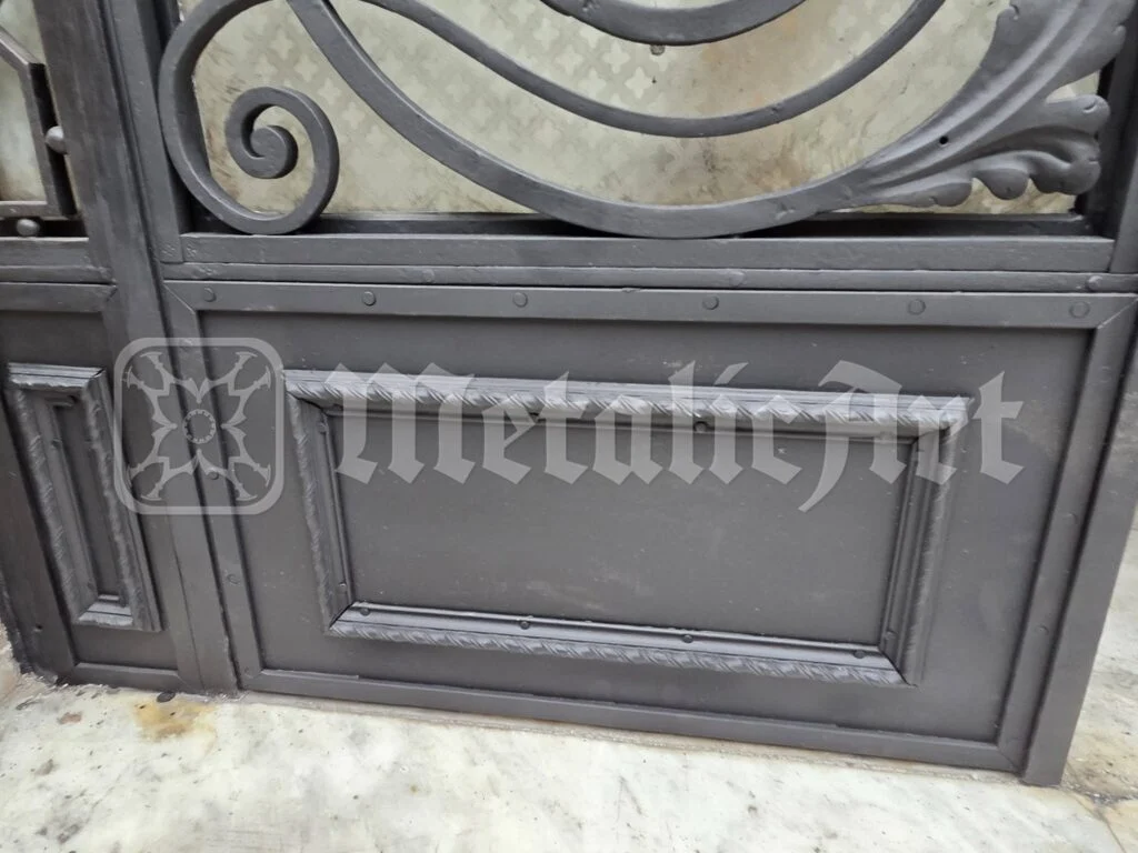 Tăblia de jos a canatului, cu rama ei în relief.