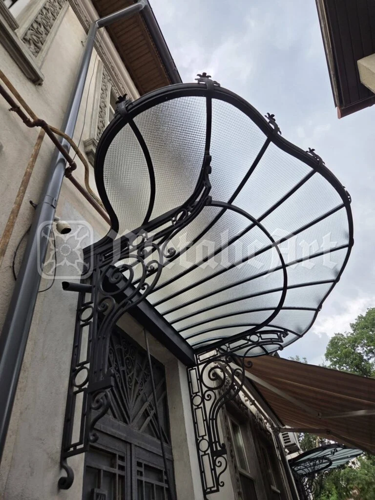 Ușa și marchiza, văzute de pe aleea de intrare.