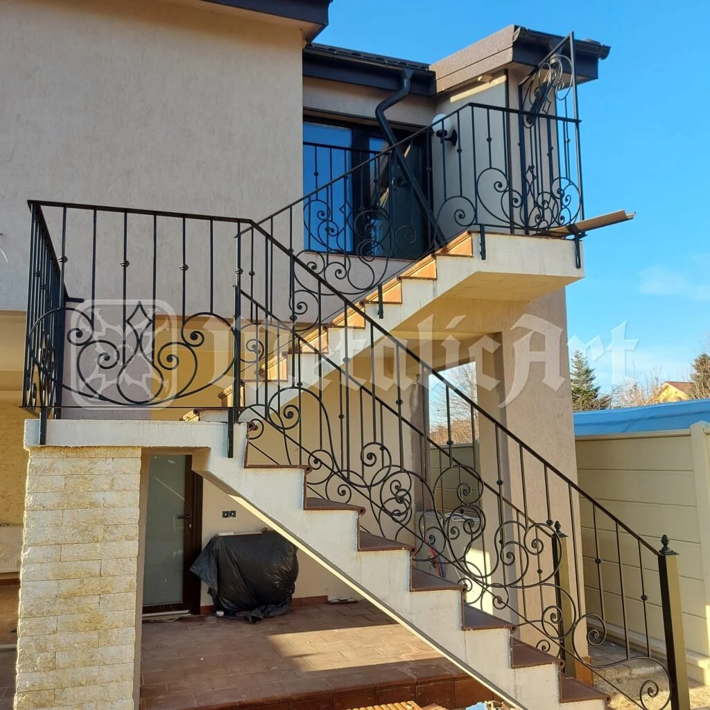 Scara văzută din curte, cu balconul de deasupra.