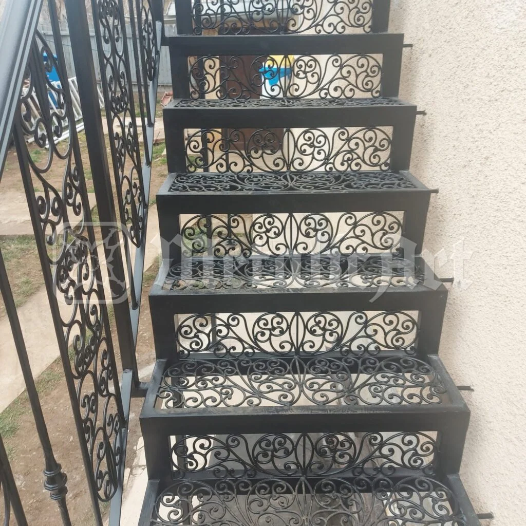 Rampa văzută de pe trepte, cu balustrada în dreapta.