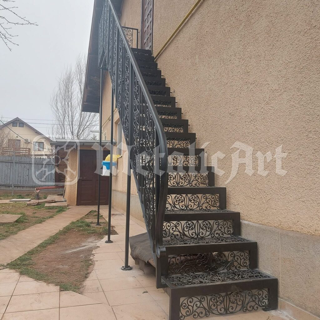 Scara întreagă, lipită de zidul casei.
