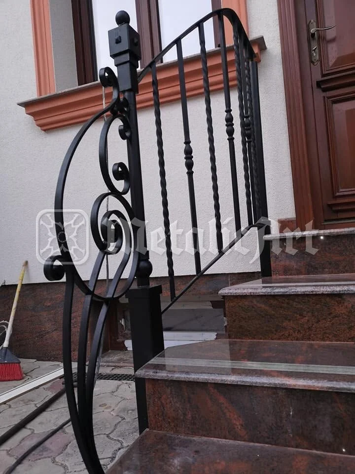 Stâlpul de pornire, cu bila lui, lângă trepte.