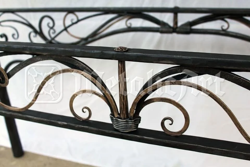 Rama de sus a balustradei, cu volutele aurite, văzută de jos.
