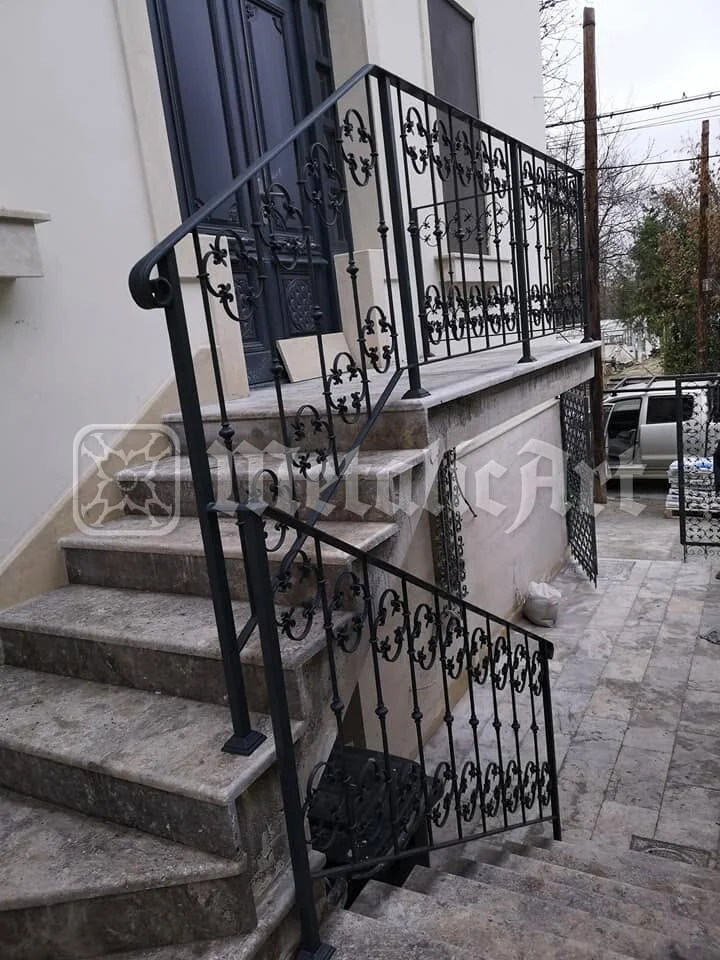 Scara și balconul, cu balustrada care le leagă.