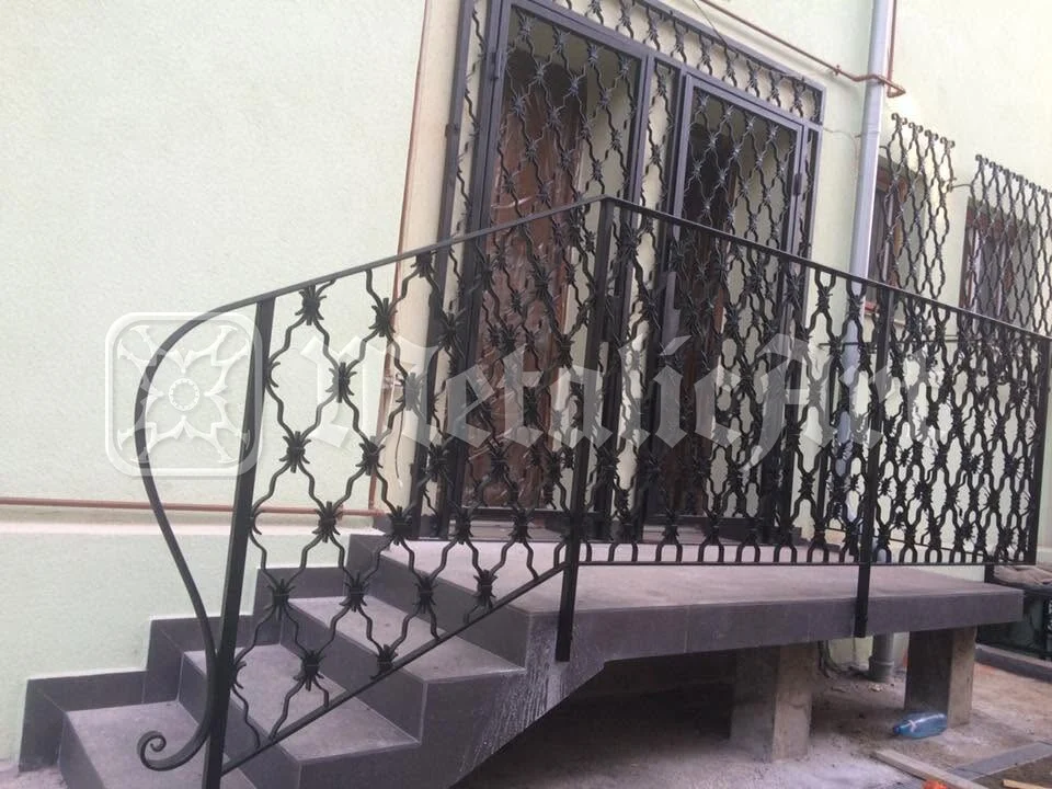 Scara cu balustrada și panourile ei de zăbrele.